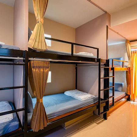 Restiny Hostel Bangkok Exterior photo