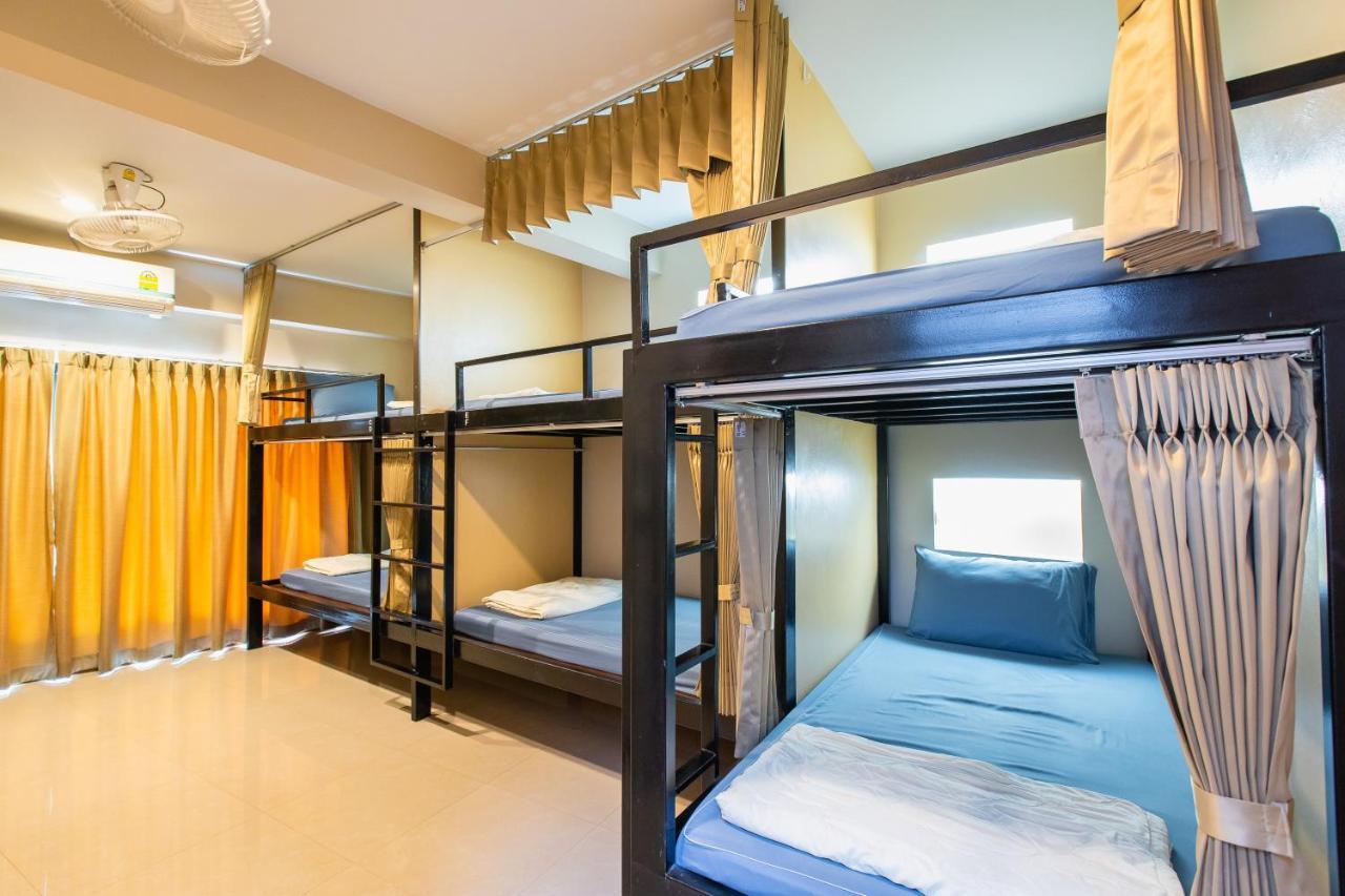 Restiny Hostel Bangkok Exterior photo