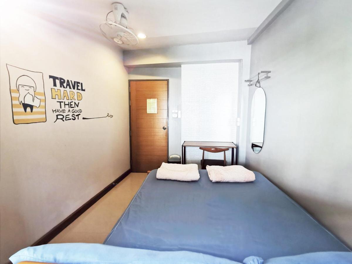 Restiny Hostel Bangkok Exterior photo