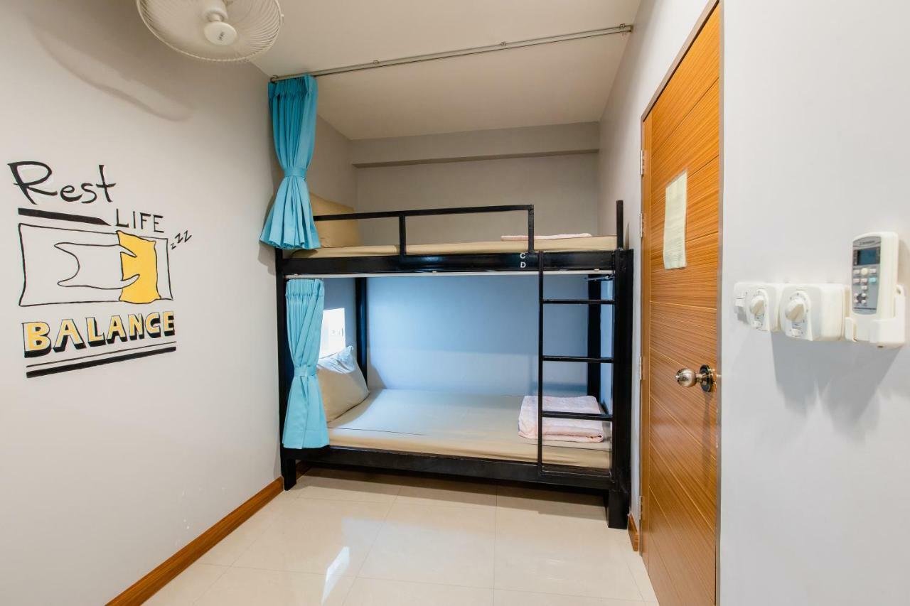 Restiny Hostel Bangkok Exterior photo